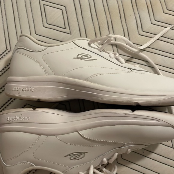 VINTAGE EASY SPIRIT WALKING SHOES 9 WOMEN'S. Gentle use but small tear in photo. - Picture 7 of 8